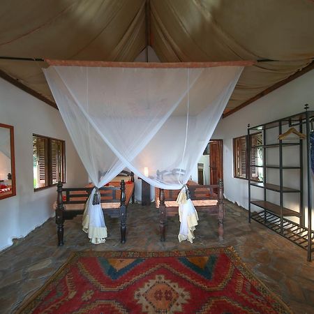 Kinasi Lodge Utende Luaran gambar