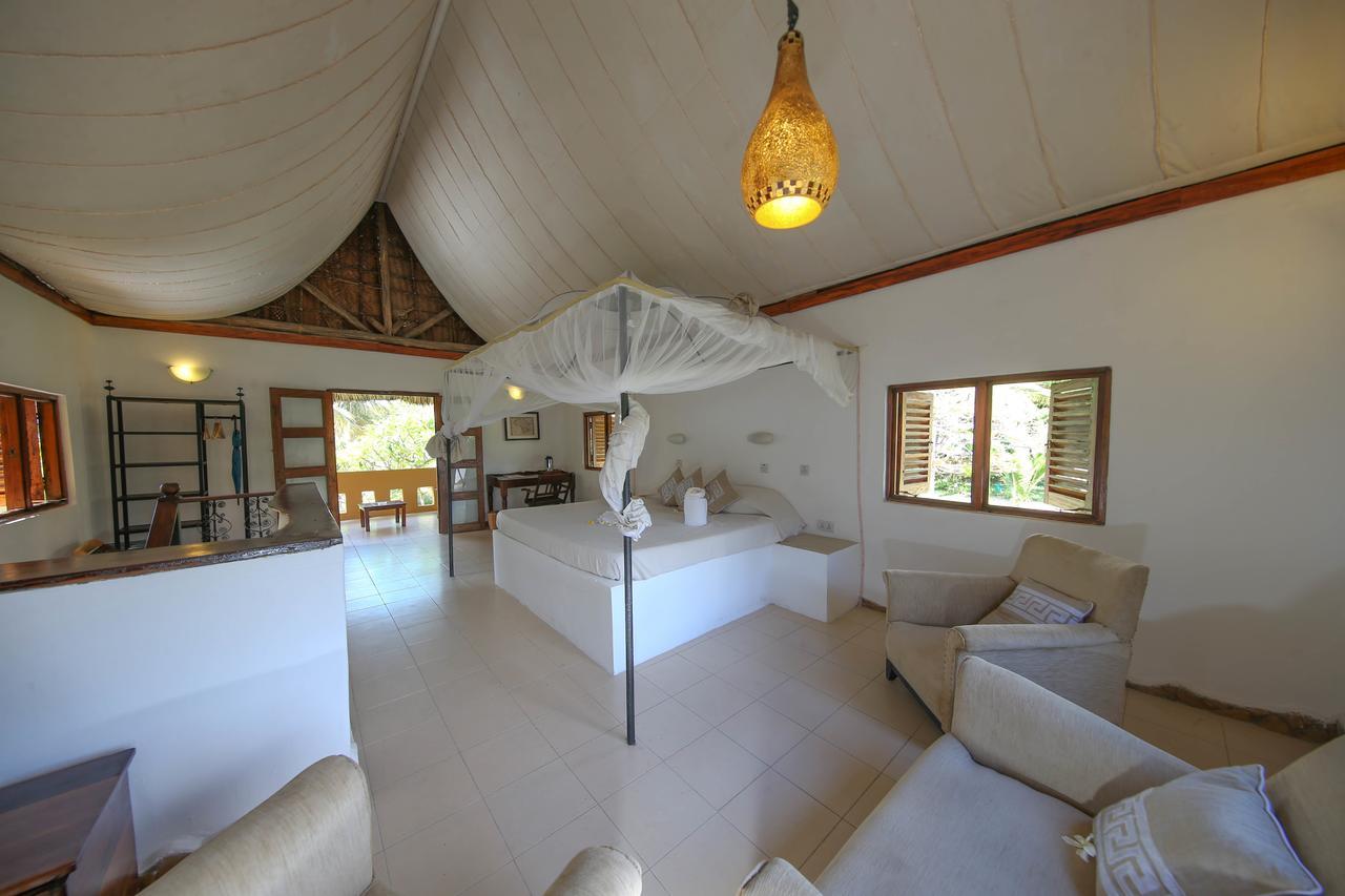 Kinasi Lodge Utende Luaran gambar