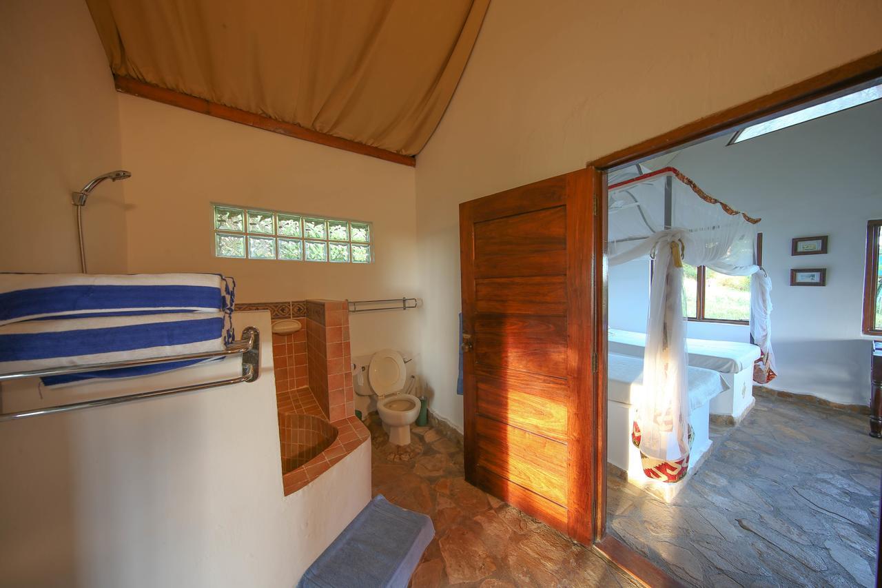 Kinasi Lodge Utende Luaran gambar