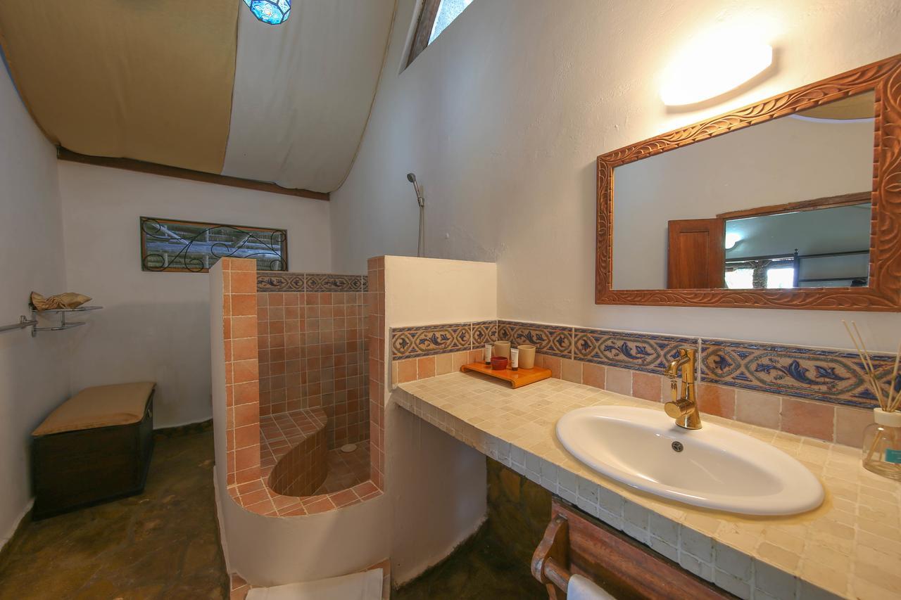 Kinasi Lodge Utende Luaran gambar