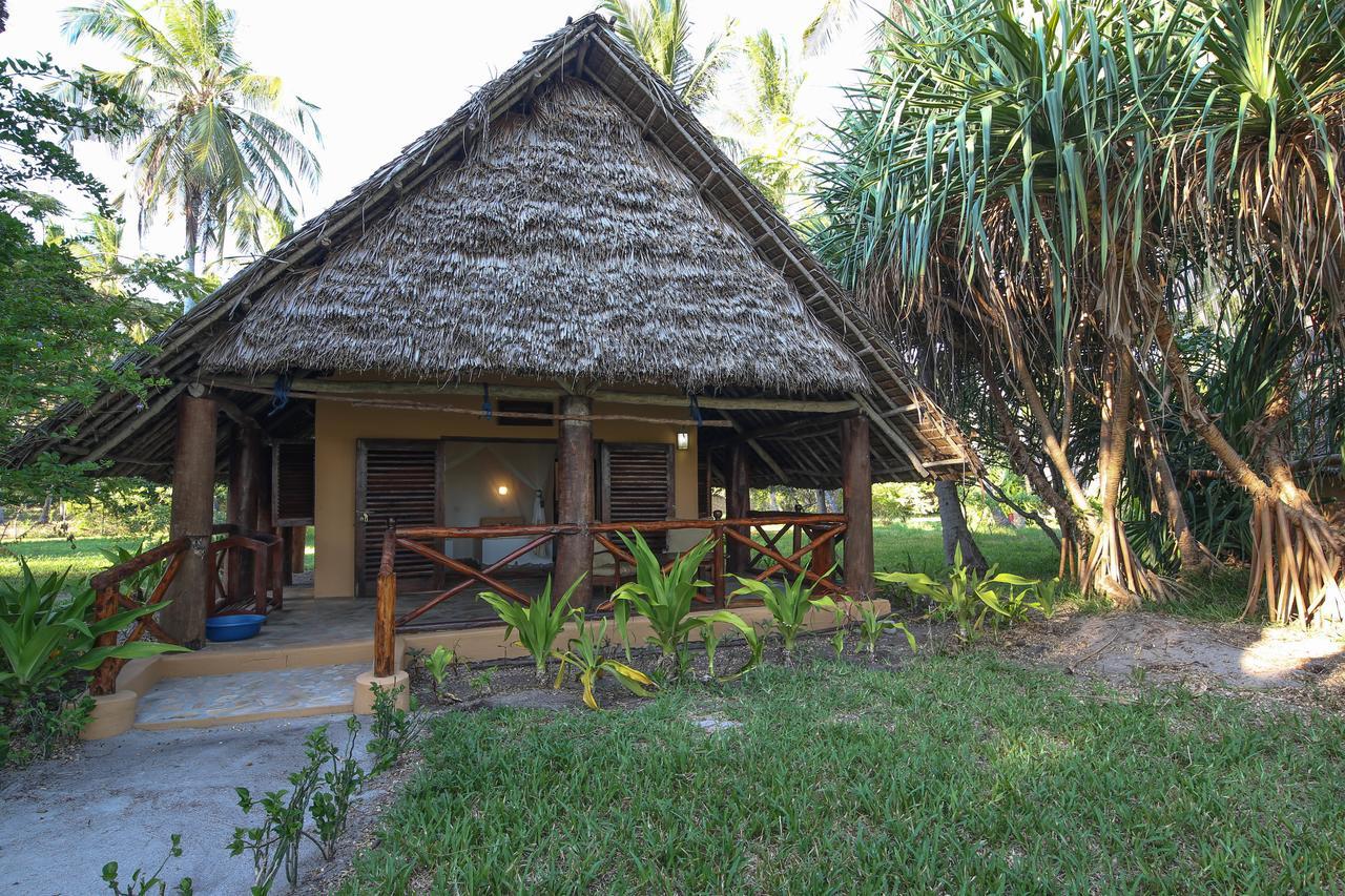 Kinasi Lodge Utende Luaran gambar