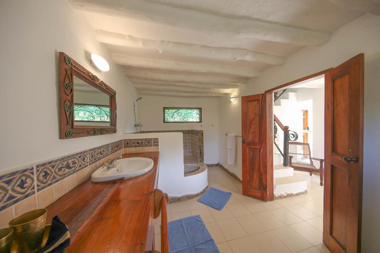 Kinasi Lodge Utende Luaran gambar