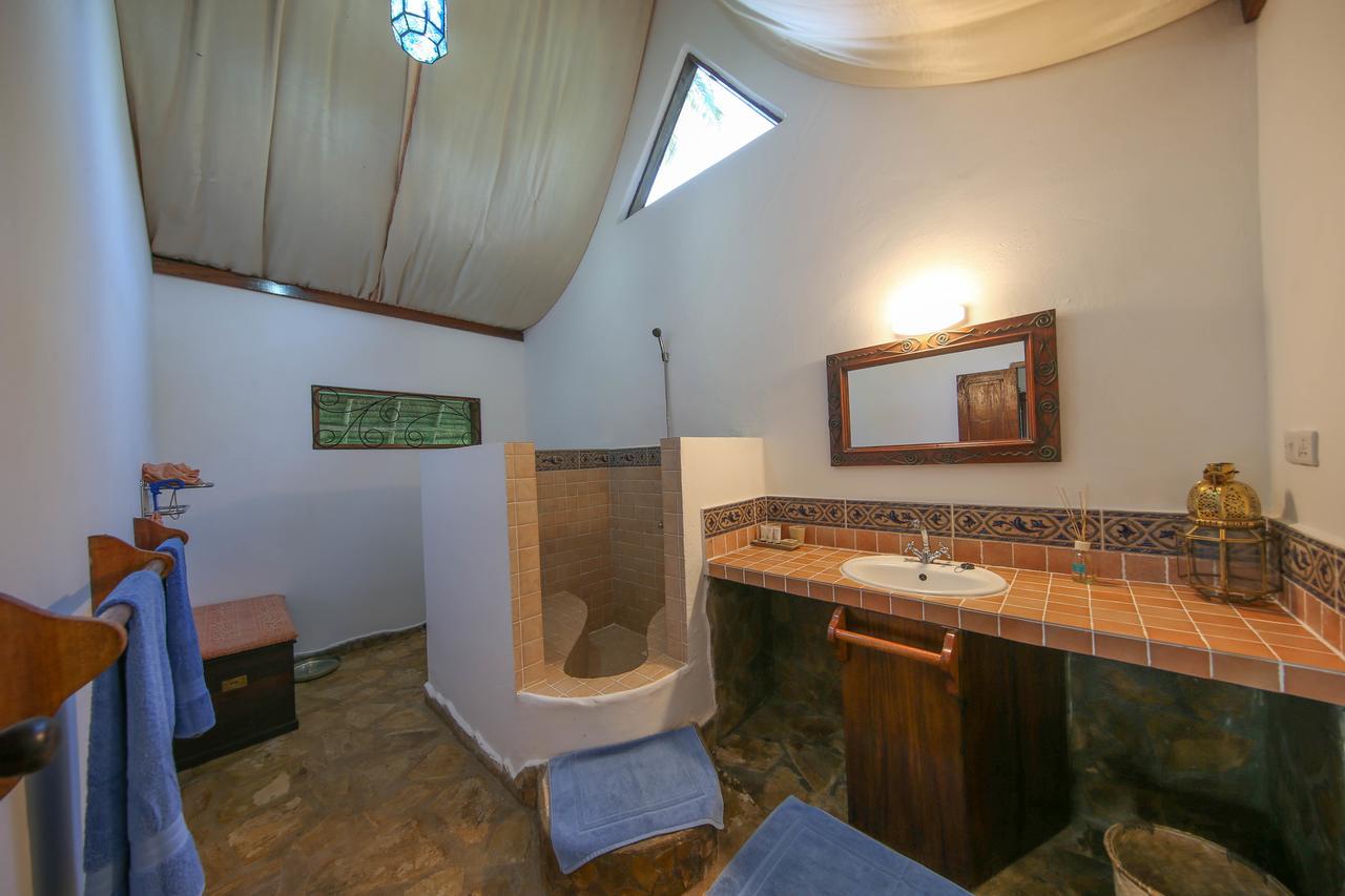 Kinasi Lodge Utende Luaran gambar
