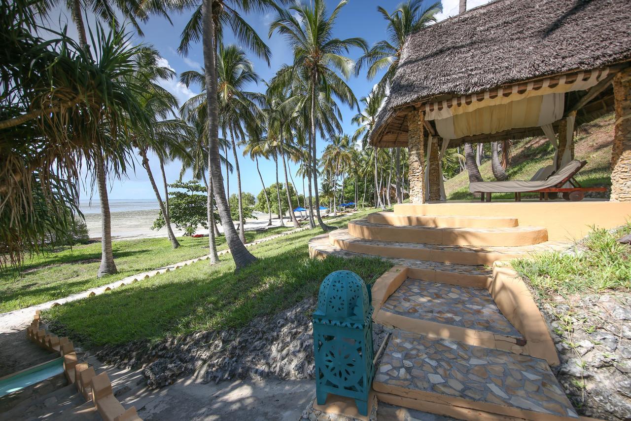 Kinasi Lodge Utende Luaran gambar