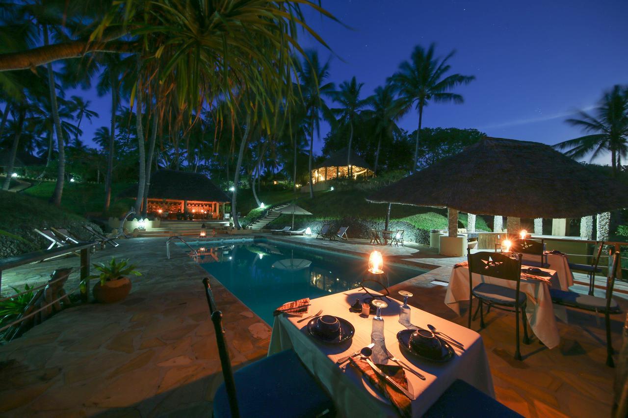 Kinasi Lodge Utende Luaran gambar
